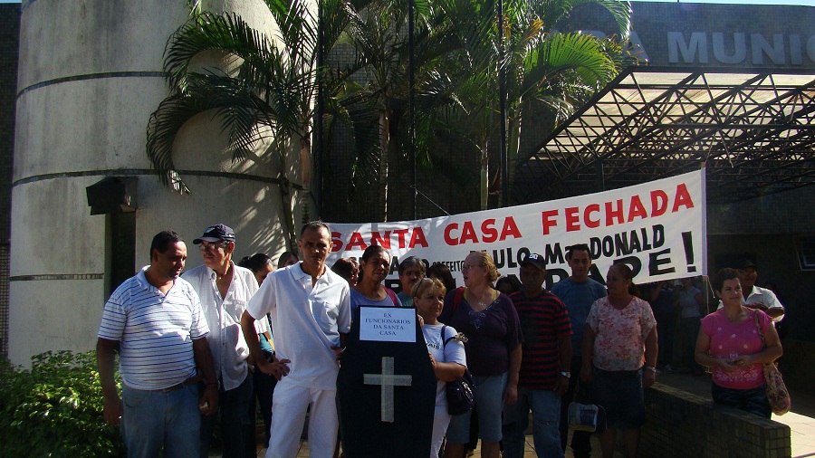 Em Foz, protestos marcam primeira sessão de abril na Câmara de Vereadores Uma série de protestos marcaram a primeira sessão ordinária de abril na Câmara de Vereadores de Foz do Iguaçu, no Oeste do Paraná.