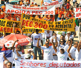 Em Brasília, volta a pressão dos policiais pela PEC 300 Por Mário Coelho, no Congresso em Foco: