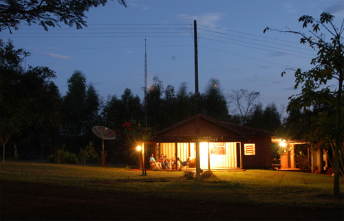 Energia para todos no campo! O campo está quase todo iluminado no Paraná. Segundo levantamento da Copel, 97,5% de toda a população residente em áreas rurais no Estado já têm eletricidade em casa.
