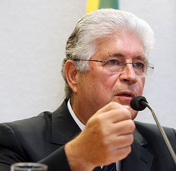 Requião critica fundos de pensão "Alguém pode me explicar para que servem fundos de pensão da Dilma além depor em risco aposentadorias e beneficiar fundos de investimentos?".