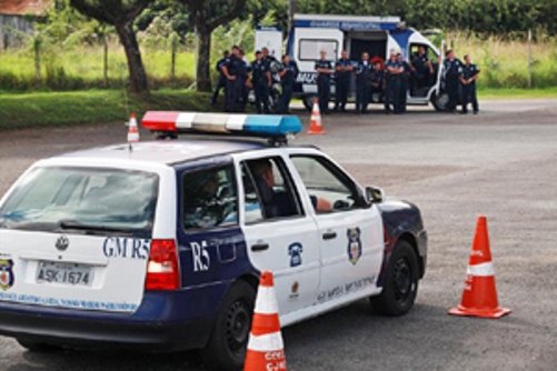 Guarda Municipal acaba com disputa de corrida entre carros de luxo -  Prefeitura de Curitiba