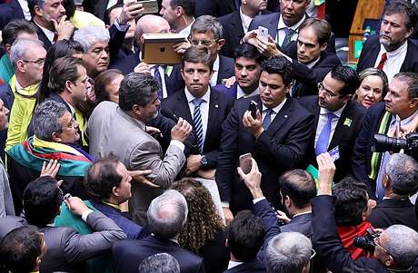 Veja como votaram deputados do PR <p>A maioria dos 30 parlamentares paranaenses na Câmara dos Deputados votaram a favor do processo de impeachment contra a presidente Dilma Rousseff (PT). Foram 26 votos favoráveis e apenas quatro contrários, o que colocou o Paraná como o estado que, proporcionalmente, mais deu votos pelo impeachment até agora. ALEX CANZIANI (PTB) - Sim
ALFREDO KAEFER (PSL) - Sim ALIEL MACHADO (REDE) - Não
ASSIS DO COUTO (PDT) - Não
CHRISTIANE DE SOUZA YARED (PR) - Sim DIEGO GARCIA (PHS) - Sim DILCEU SPERAFICO (PP) - Sim
ENIO VERRI (PT) - Não
EVANDRO ROMAN (PSD) - Sim
FERNANDO FRANCISCHINI (SD) - Sim
GIACOBO (PR) - Sim
HERMES PARCIANELLO (PMDB) - Sim
JOÃO ARRUDA (PMDB) - Sim
LEANDRE (PV) - Sim
LEOPOLDO MEYER (PSB) -Sim
LUCIANO DUCCI (PSB) - Sim
LUIZ CARLOS HAULY (PSDB) - Sim
LUIZ NISHIMORI (PR) - Sim
MARCELO BELINATI (PP) - Sim
NELSON MEURER (PP) - Sim
NELSON PADOVANI* (PSDB) - Sim
OSMAR SERRAGLIO (PMDB) - Sim
PAULO MARTINS* (PSDB) - Sim
RICARDO BARROS (PP) - Sim
RUBENS BUENO (PPS) - Sim
SANDRO ALEX (PSD) - Sim
SERGIO SOUZA (PMDB) - Sim
TAKAYAMA (PSC) - Sim
TONINHO WANDSCHEER (PROS) - Sim ZECA DIRCEU (PT) - Não</p>
