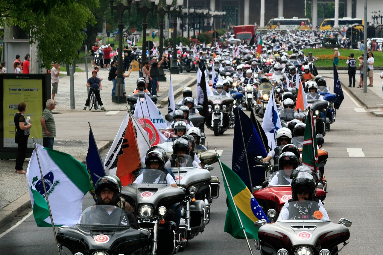 Loja Rota 277 – Mototcycles apoia maior evento de Harleyros do Brasil Com o apoio da loja Rota 277 – Motorcycles, mais de mil motociclistas – a maioria donos de motos da marca Harley Davidson, participaram neste sábado, 14, em Curitiba, do desfile em apoio à luta contra o câncer de mama.