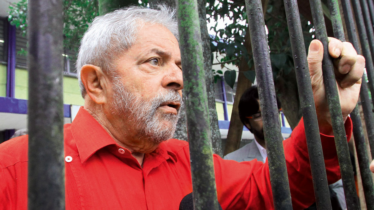 Advogado pede a tribunal que tome passaporte de Lula