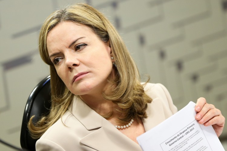 Gleisi critica intervenção no Rio e culpa senadores pelo 'caos'