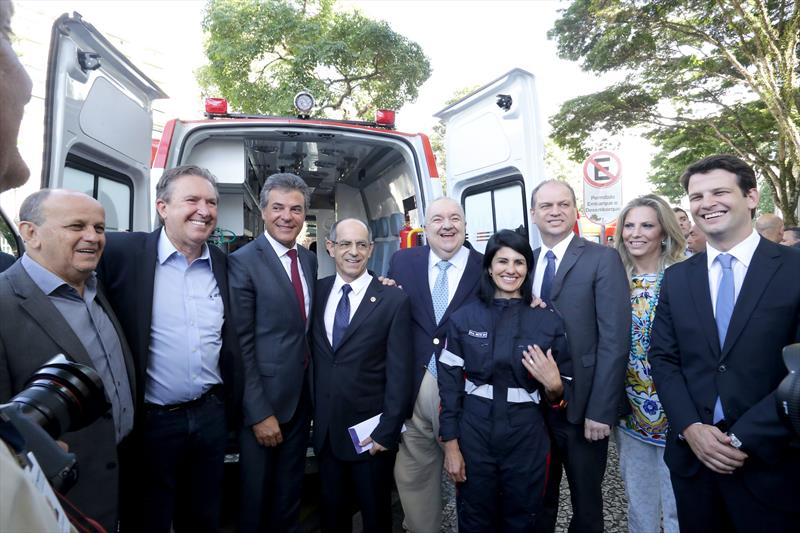 Barros entrega novas ambulâncias para o Samu