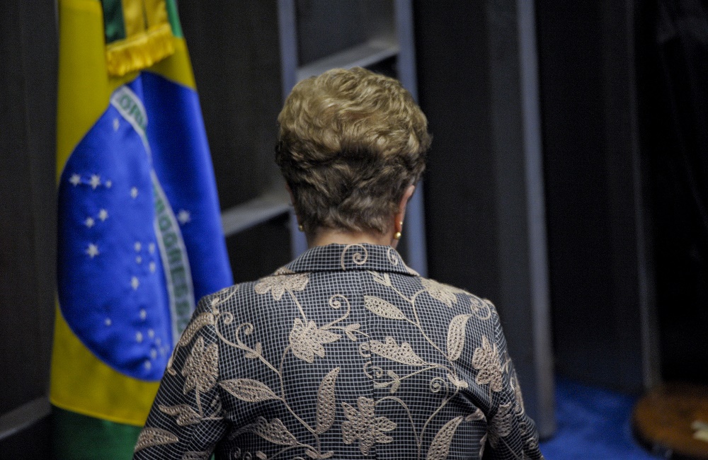 Dilma é ficha suja e não pode disputar coisa alguma