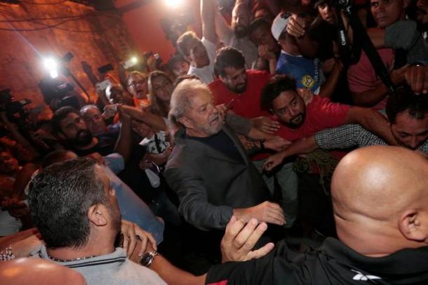 Já admitindo a permanência de Lula, PT transfere sede para Curitiba