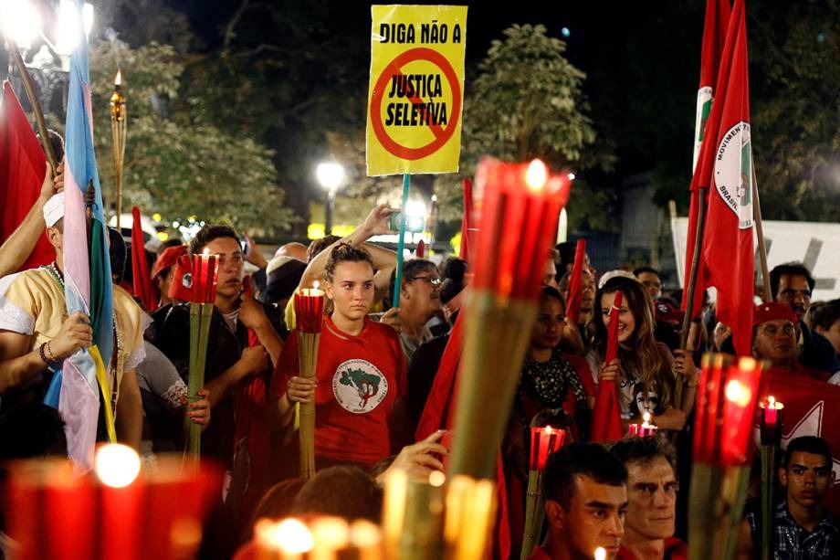 Justiça multa PT em R$ 5,5 milhões por manter vigília de Lula em Curitiba