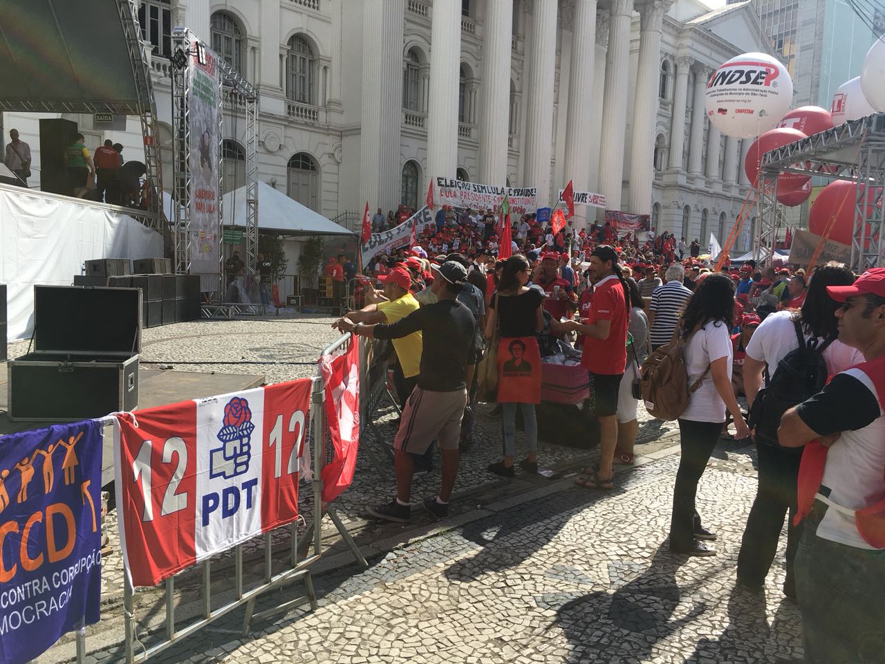 Um outro flagra no ato pró-Lula na Praça Santos Andrade em Curitiba. Uma bandeira do PDT está enre os partidos, sindicatos e centrais que apoiam o petista.