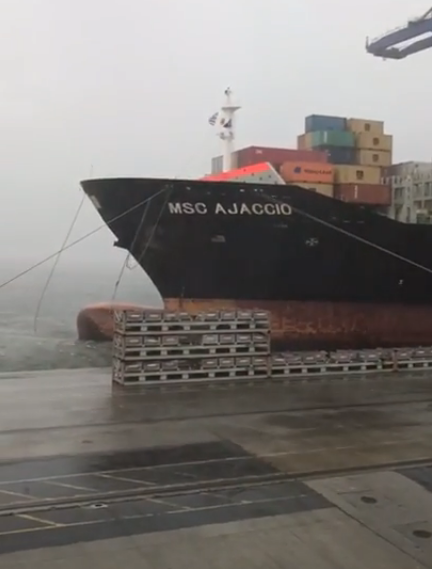 Tempestade arrebenta cabos de navio ancorado em Paranaguá Os ventos fortes provocados pela tempestade na tarde deste sábado, 3, arrebentaram os cabos de navio ancorado no Porto de Paranaguá.