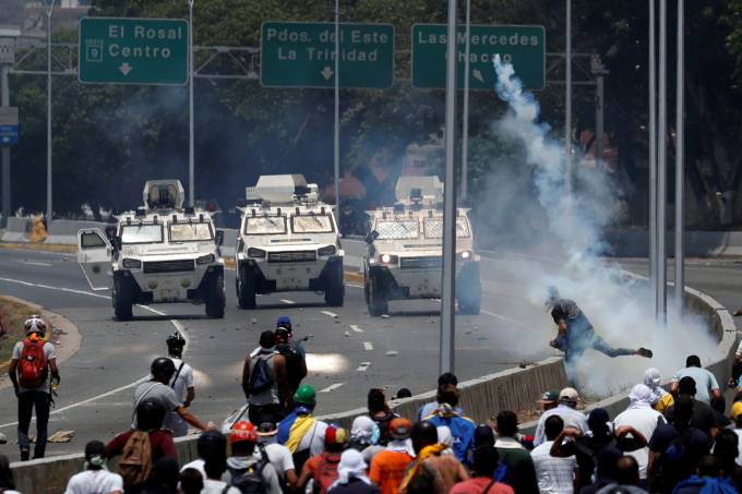 Manifestantes em Caracas são atropelados por blindados da Guarda Nacional da Venezuela Durante as manifestações contra o governo de Nicolás Maduro convocadas pelo opositor Juan Guaidó nesta terça-feira, 30, blindados da Guarda Nacional da Venezuela avançaram contra a multidão em Altamira, Caracas. Informações da Veja.