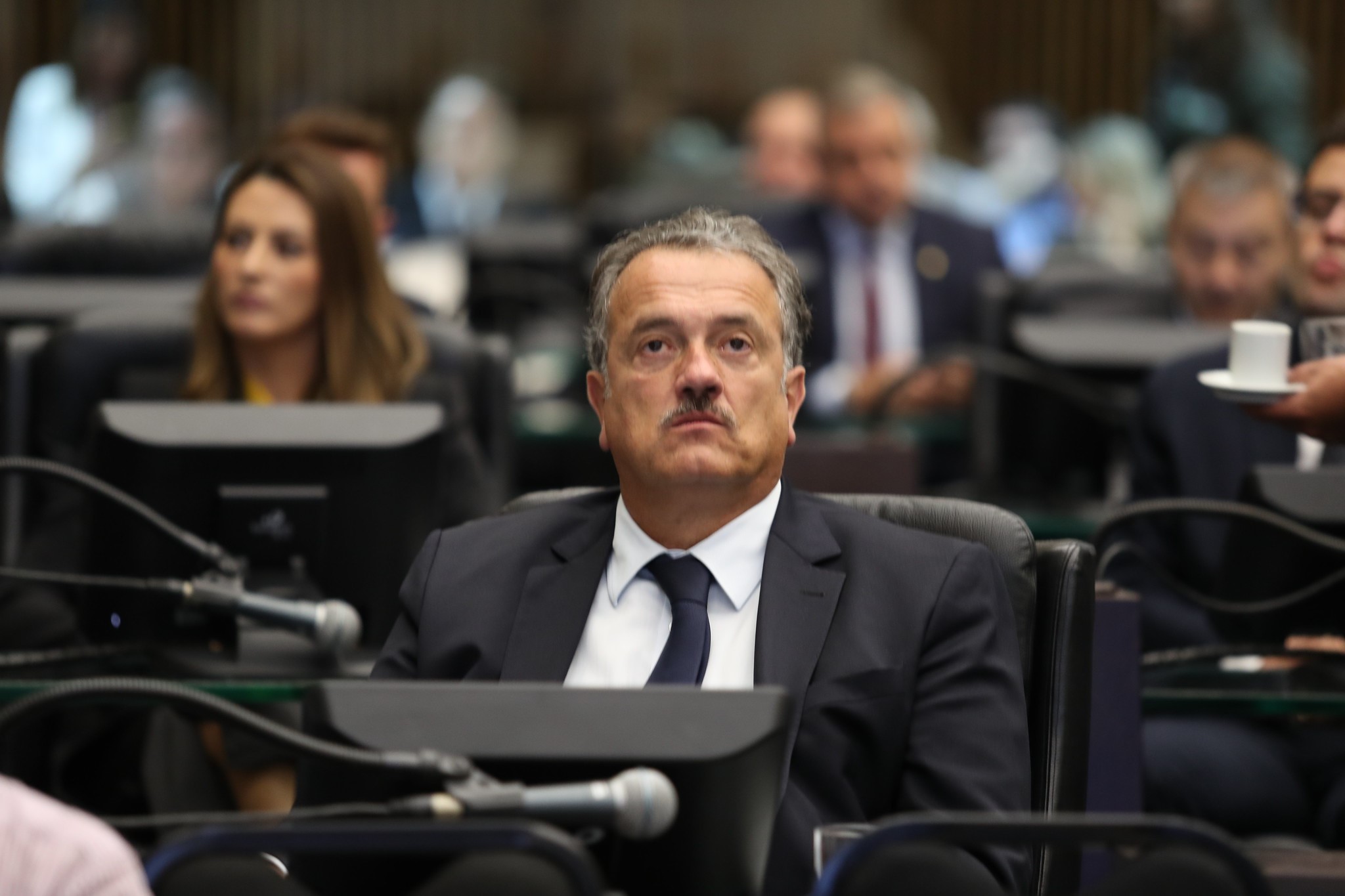 Plauto de novo visual O deputado Plauto Guimarães (DEM) voltou aos trabalhos das sessões legislativas com um novo visual. Agora ostenta um bigode.