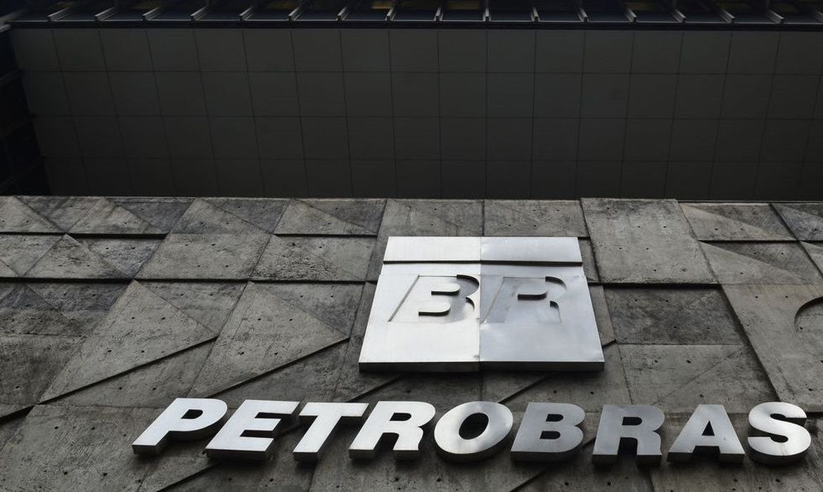 Petrobras reduz preço da gasolina, do diesel e do gás de cozinha Valores referem-se ao vendido pelas refinarias da estatal