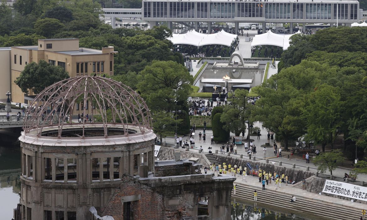 Hiroshima: primeiro ataque com bomba atômica completa 75 anos “Pensem nas crianças mudas, telepáticas. Pensem nas meninas cegas, inexatas. Pensem nas mulheres rotas, alteradas. Pensem nas feridas como rosas cálidas …”