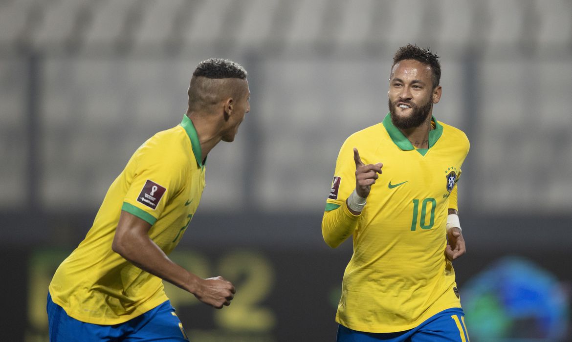 Neymar marca três vezes e seleção vence Peru nas Eliminatórias Os donos da casa ficaram na frente por duas vezes, mas a equipe de Tite (que completou seu jogo de número 50 no comando da seleção) mostrou poder de reação, empatou e conseguiu a virada com Neymar, que marcou três vezes.