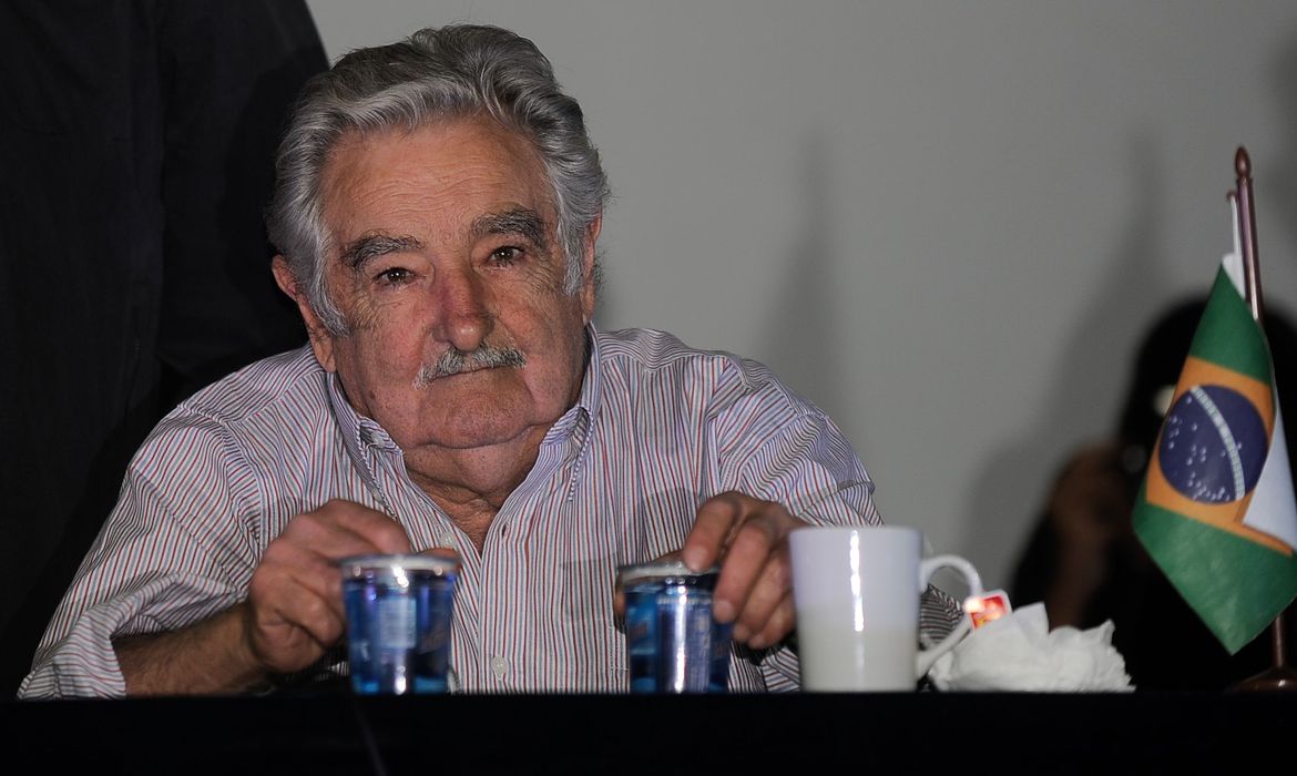 Ex-presidente uruguaio, Mujica renuncia ao Senado e deixa política O ex-presidente uruguaio José 'Pepe' Mujica, do partido de oposição Frente Ampla, renunciou ao Senado nessa terça-feira (20), para evitar possível contágio pela covid-19, e decidiu se aposentar da política partidária.