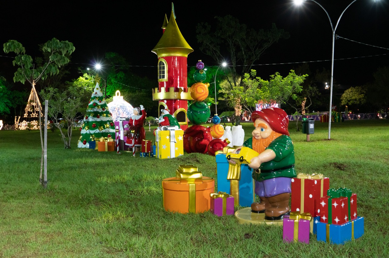 Decoração especial do Natal de Luzes da Itaipu permanece na catedral até o dia 5. participe! Visitas podem ser feitas em circuito drive-thru diariamente, das 20h às 22h30, mesmo na véspera do Ano-Novo e na noite de 1º de janeiro.