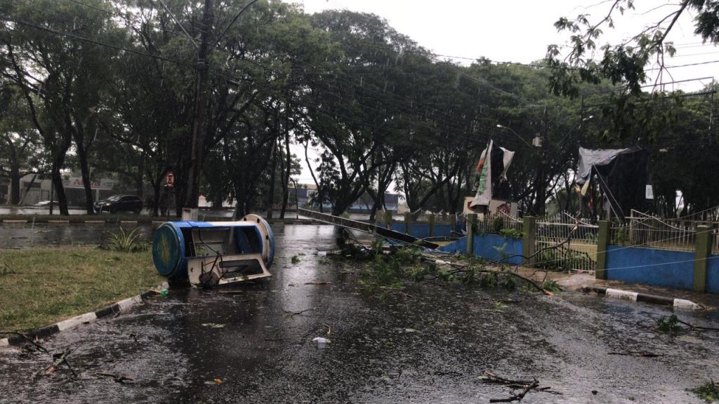 Após forte chuva, mais de 40 mil imóveis ficam sem luz e ruas alagam em Foz do Iguaçu Cerca de 40,5 mil unidades consumidoras ficaram sem luz durante forte chuva, em Foz do Iguaçu, no oeste do Paraná, nesta quarta-feira (16), segundo a Companhia Paranaense de Energia (Copel).