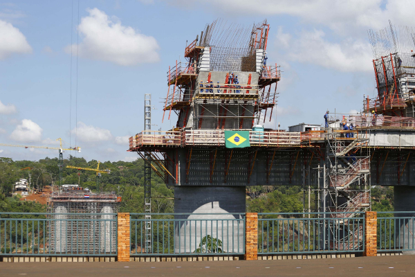 Metade da obra da Ponte, financiada pela Itaipu, deve ficar pronta até final deste ano Até o final de dezembro, a estimativa é que esteja concluída metade da obra da Ponte da Integração, que a margem brasileira de Itaipu está financiando para ligar Foz do Iguaçu, no Brasil, e Presidente Franco, no departamento paraguaio de Alto Paraná. Iniciada em agosto de 2019, a previsão é que a ponte fique pronta em meados de 2022. O investimento total é de aproximadamente R$ 463 milhões, incluindo o acesso perimetral.