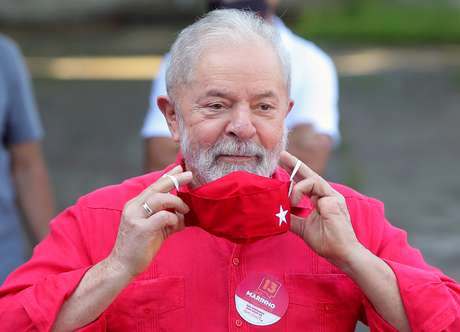 Lula testou positivo para Covid-19 enquanto esteve em Cuba O ex-presidente  Luiz Inácio Lula da Silva  informou em seu perfil no Twitter, que testou positivo para Covid-19. Ele disse que recebeu cuidados e está recuperado, mas entrou na fila da vacina.