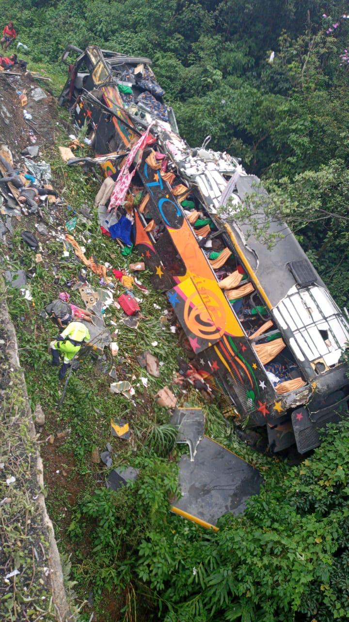 Acidente com ônibus de turismo provoca mortes na BR-376 Um acidente com um ônibus de turismo na altura da Curva da Santa da BR-376, em Guaratuba, provoca diversas mortes. Levantamento inicial aponta um número de 10 mortes e 6 feridos.