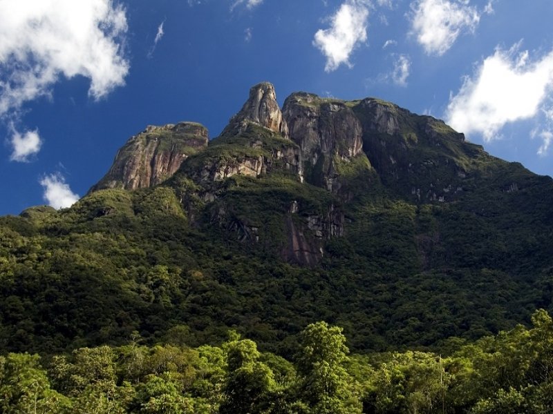 Homem morre ao cair do Pico do Marumbi Um homem de 63 anos não resistiu a uma queda enquanto escalava o Pico do Marumbi, na Serra do Mar, e morreu neste sábado (30).