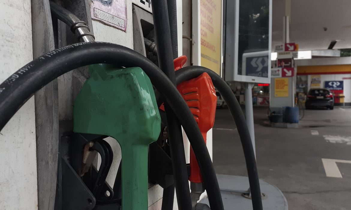 Preço da gasolina sobe pela 4ª semana seguida; alta no ano é de 35,5% O preço da gasolina voltou a subir pela quarta semana seguida. A Agência Nacional do Petróleo (ANP) informou, na sexta-feira (17), que o preço médio do litro no país é de R$ 6,076 na semana entre os dias 12 e 18 de setembro.