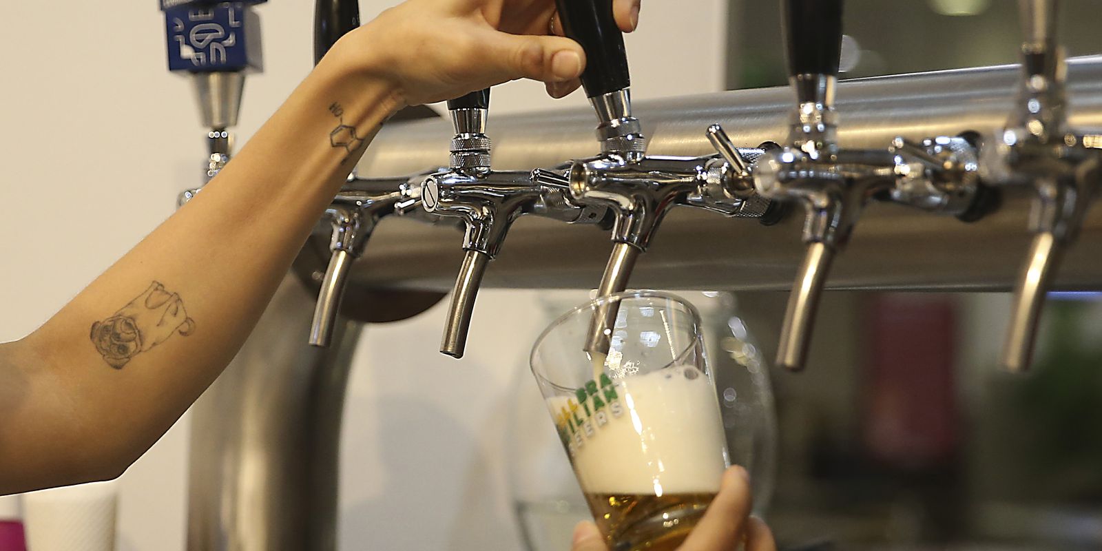 Número de cervejarias registradas no pais aumentou 14,4% em 2020 O número de cervejarias está aumentando no Brasil. De acordo com o Anuário da Cerveja 2020 divulgado hoje (30) pelo Ministério da Agricultura, Pecuária e Abastecimento (Mapa), existem 1.383 cervejarias registradas no Brasil. O número é 14,4% maior do que o registrado no ano anterior.