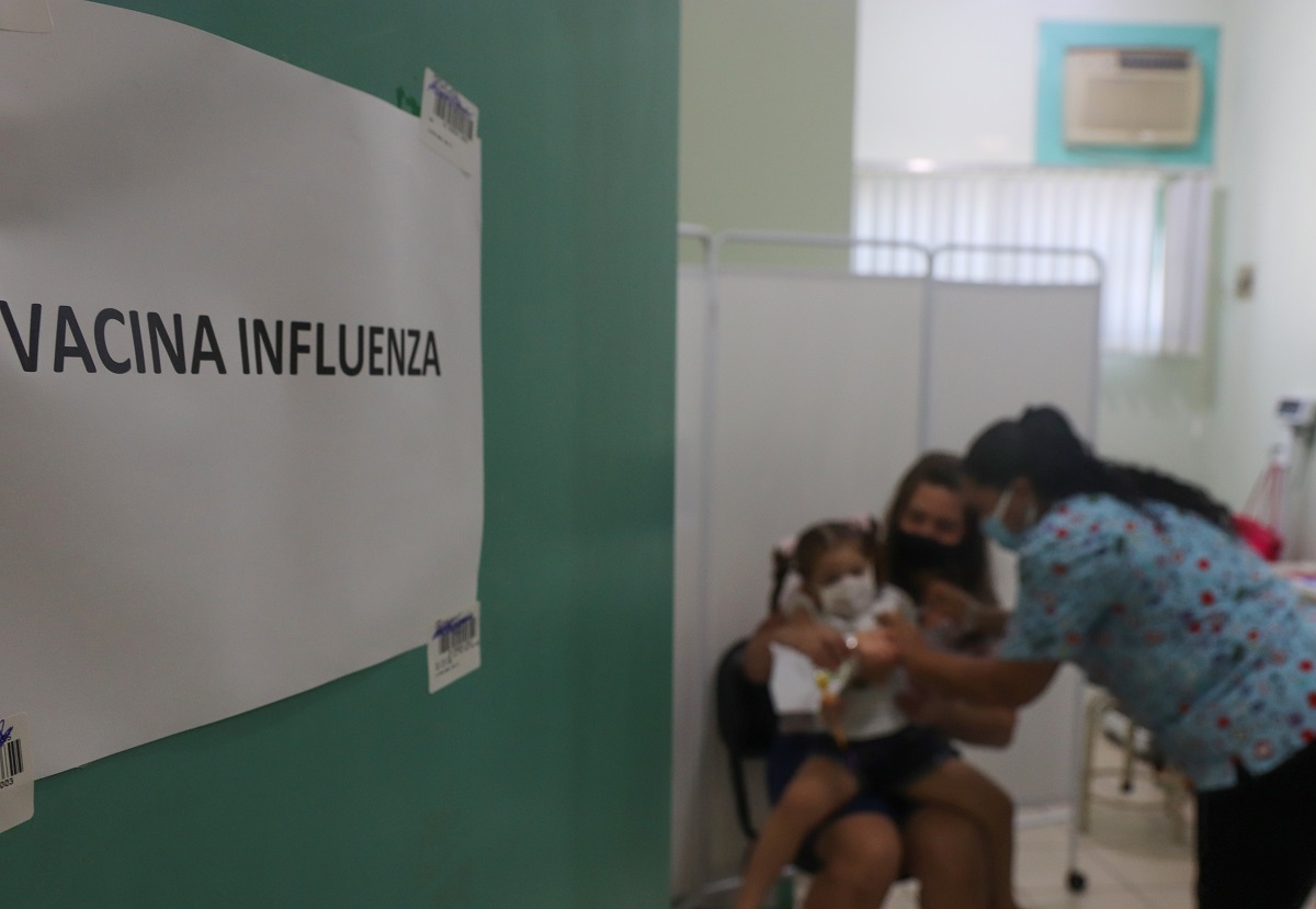Em Foz do Iguaçu, mais de 5.500 pessoas já foram vacinadas contra a gripe Em Foz do Iguaçu, 3.261 crianças de 6 meses a menores de 6 anos receberam a vacinação contra a Influenza desde o início da campanha, em 12 de abril. O número, apesar de expressivo, representa apenas 16% deste público, formado por 22.022 crianças. Neste período também foram imunizados 1.711 profissionais da saúde (19%), 465 gestantes (14%) e 88 mulheres em período pós parto - puérperas (16%). 