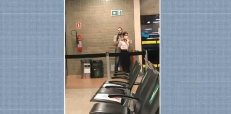 Policial de Foz do Iguaçu é preso em aeroporto de Guarulhos após fazer funcionária refém Policial teve um surto e usou um lápis para dominar e ameaçar uma funcionária da GOL, em Guarulhos, segundo a PF — Foto: Reprodução