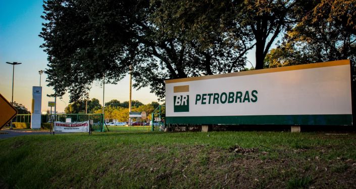 Efeitos degradantes: quais motivos levam ao aumento persistente no preço de combustíveis no Brasil? Em nota divulgada na terça-feira (6), a Petrobras anunciou reajustes nos preços da gasolina, do diesel e do gás de cozinha, acumulando alta de 50% em 2021. O Boca Maldita explica quais motivos levam ao aumento persistente nos preços, bem como seus efeitos.