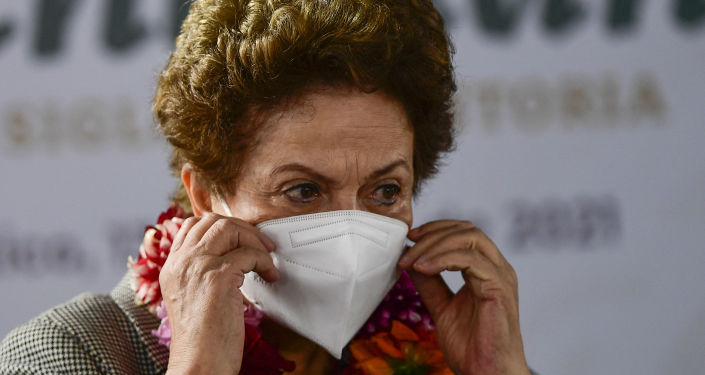 Dilma Rousseff sente mal-estar e passa por exames em hospital do RS, diz assessoria De acordo com sua assessoria, Dilma, que tem 73 anos, deve deixar o hospital ainda nesta terça-feira (25), pela manhã.