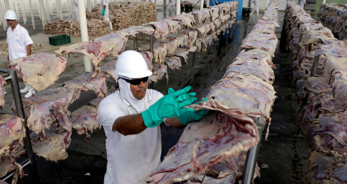 JBS fecha todas unidades de carne bovina nos EUA após ciberataque A JBS, a maior produtora mundial de carne, com sede no Brasil, fechou todas as suas unidades de carne bovina com sede nos EUA a partir de terça-feira, enquanto respondia a um ataque cibernético.