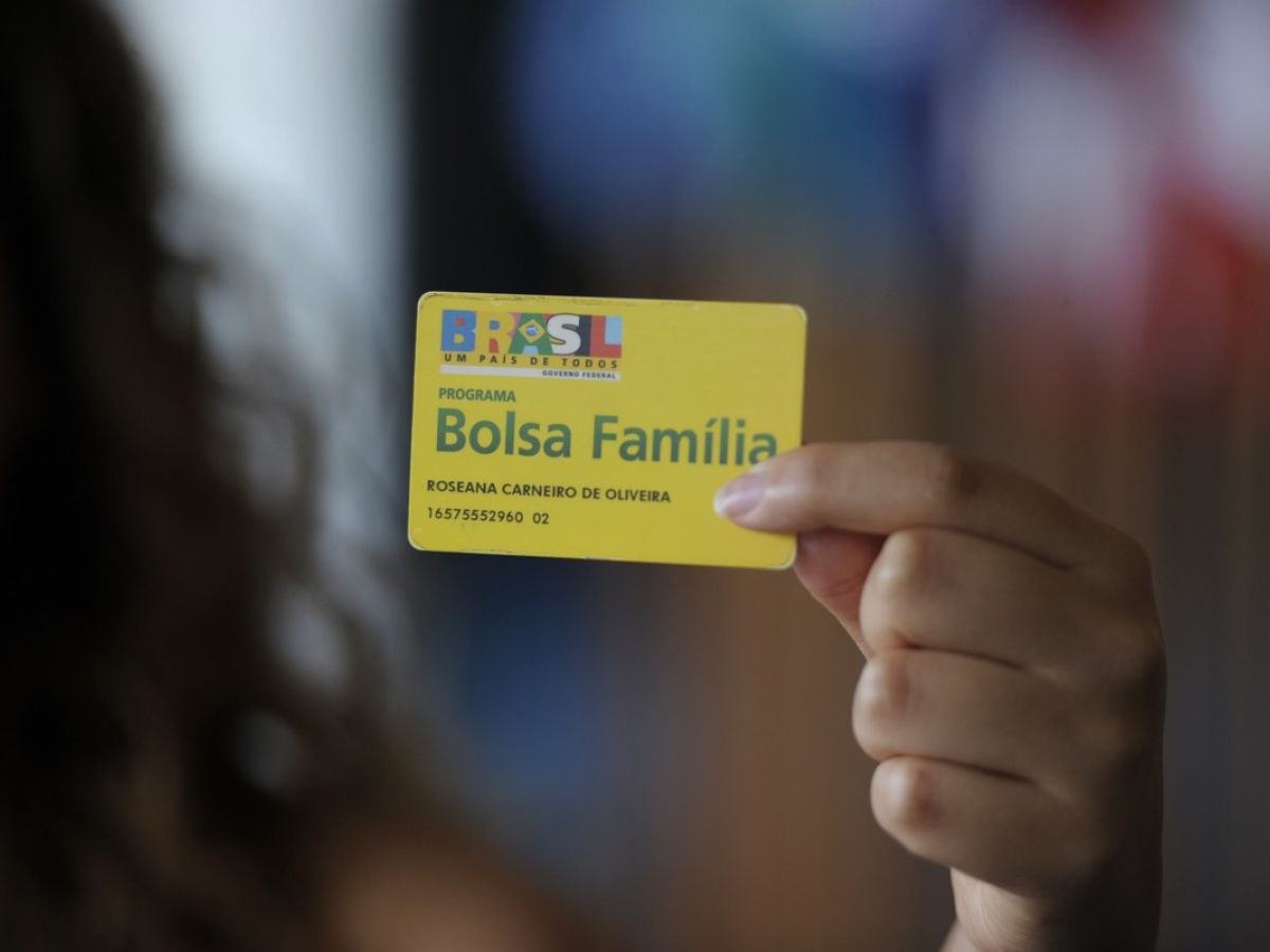 Lira defende aprovação de novo Bolsa Família até julho O presidente da Câmara dos Deputados, Arthur Lira, defendeu que o auxílio emergencial seja substituído por um novo Bolsa Família, como quer Jair Bolsonaro.