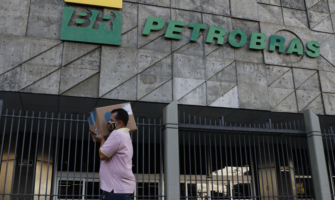 Petrobras tem lucro líquido de R$ 31 bilhões no terceiro trimestre A Petrobras anunciou hoje (28) os resultados financeiros do terceiro trimestre de 2021 com lucro líquido de R$ 31,1 bilhões, 27,3% menor que o do segundo trimestre do ano, mas que diminuiu a dívida bruta da empresa para US$ 59,6 bilhões.