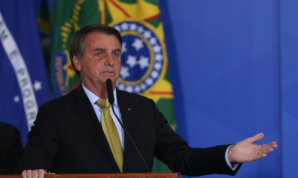 Bolsonaro diz que Mercosul precisa se abrir O presidente Jair Bolsonaro disse, hoje (8), ao assumir a presidência pro tempore do Mercosul, que o Brasil atuará pela abertura e integração do bloco “nas cadeias regionais e internacionais”, de forma a manter os “valores originais do bloco”. 