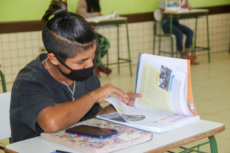 Parcerias da Itaipu garantem melhorias nas escolas indígenas Investimentos incluíram climatização de salas de aula, equipamentos de informática e quadra poliesportiva.