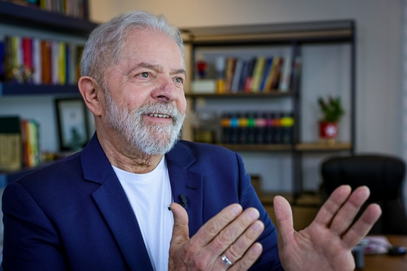 Lula vence em todos os cenários de segundo turno, diz Quaest/Genial Lula ganha em todas as simulações de segundo turno da pesquisa Quaest/Genial, variando de 49% a 56%, dependendo do oponente. Ele perderia mais votos numa disputa de segunda rodada com Ciro Gomes, que alcançaria 26%, mesmo índice obtido por Sergio Moro.