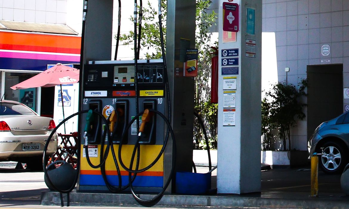 Preços de gasolina e diesel aumentam hoje nas refinarias Os preços da gasolina e do óleo diesel vendidos nas refinarias da Petrobras aumentam a partir de hoje (26), segundo anúncio feito nessa segunda-feira (25) pela estatal.