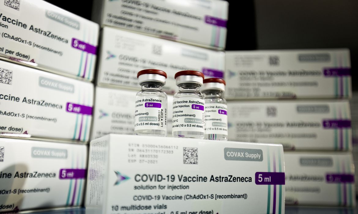 Fiocruz entrega lote de 2,5 milhões de doses da AstraZeneca A Fundação Oswaldo Cruz (Fiocruz) entrega hoje (17) um lote de 2,5 milhões de doses da AstraZeneca, vacina contra a covid-19, ao Ministério da Saúde.