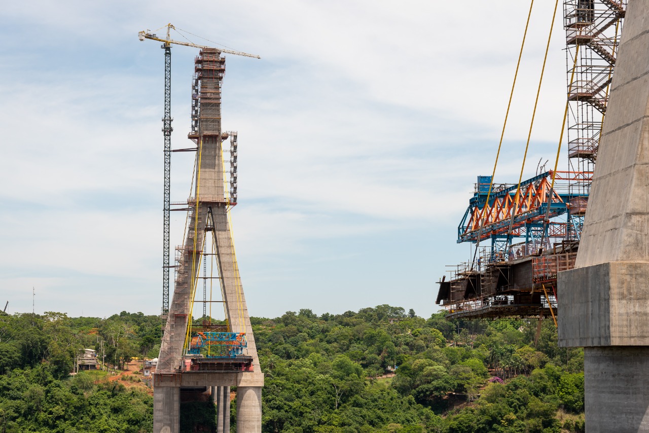 Consórcio finaliza concretagem das duas torres principais da Ponte da Integração Conclusão marca o fim da fase de concretagem de grandes volumes da obra, que tem recursos da Itaipu Binacional. Índice de execução da nova ponte já está em 73%.