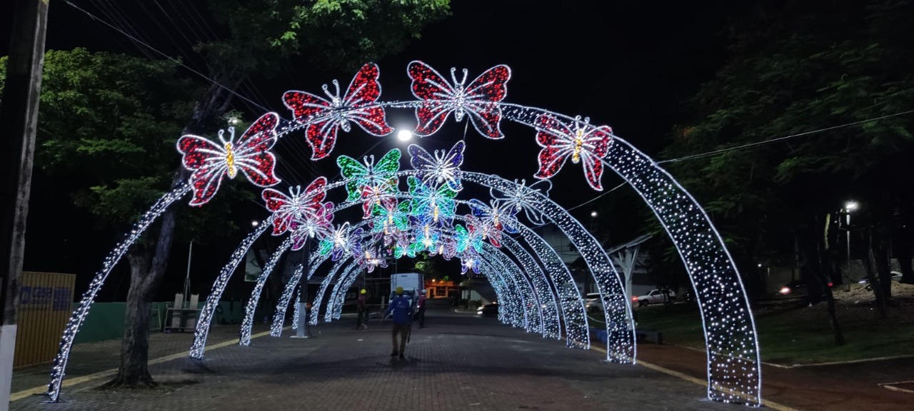 Natal de Águas e Luzes de Foz começa ganhar forma na Praça da Paz Estruturas já começaram a ser instaladas. Boa parte dos dez pontos decorativos do evento será montada nesta semana.