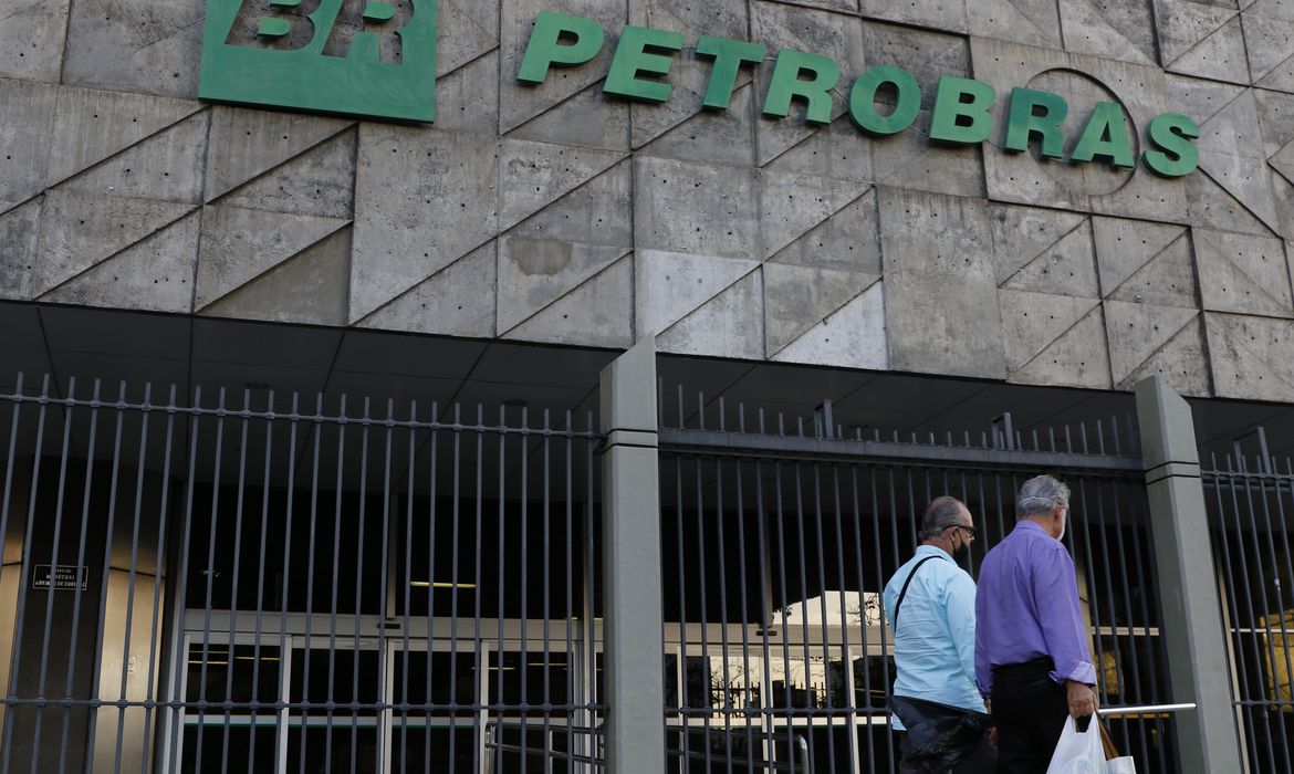 Petrobras anuncia investimentos de US$ 68 bilhões nos próximos 5 anos A Petrobras anunciou hoje (24) que nos próximos cinco anos os investimentos da companhia serão na ordem de US$ 68 bilhões, valor 24% superior ao mesmo período do plano anterior. A decisão foi tomada nesta quarta-feira pelo Conselho de Administração da companhia, ao aprovar o Plano Estratégico para o quinquênio 2022-2026. 