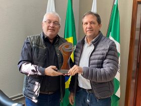Chico Brasileiro recebe troféu do Prêmio Nacional da Inovação, do Iguassu Valley